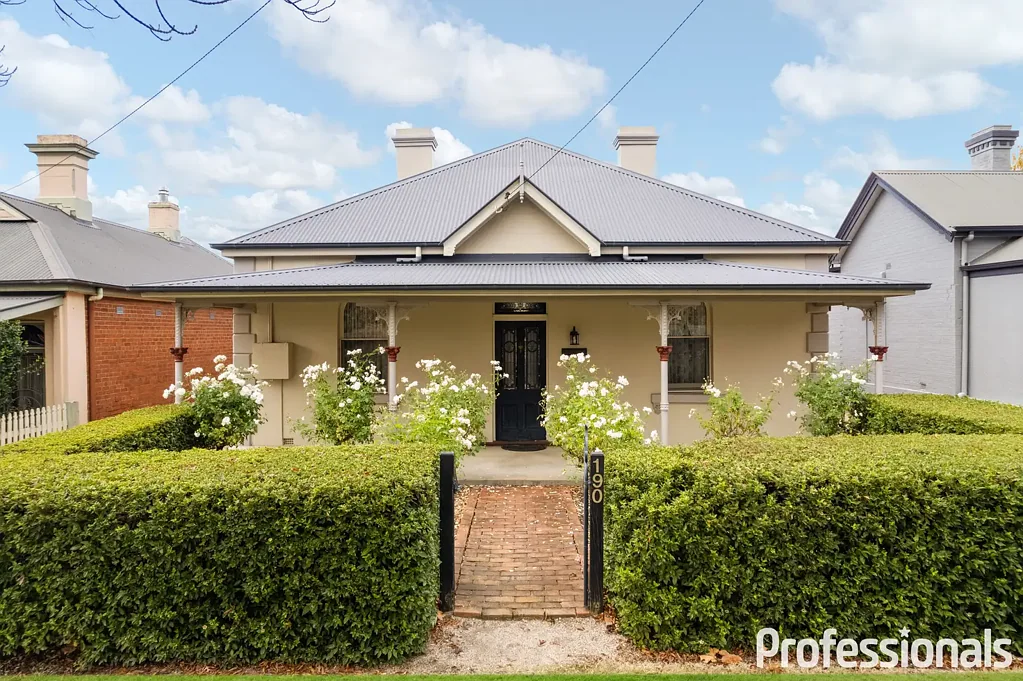 Bathurst 4ਬੈੱਡਰੂਮ Step into Timeless Charm with Modern Luxury – Your Ideal Bathurst CBD Home Awaits!