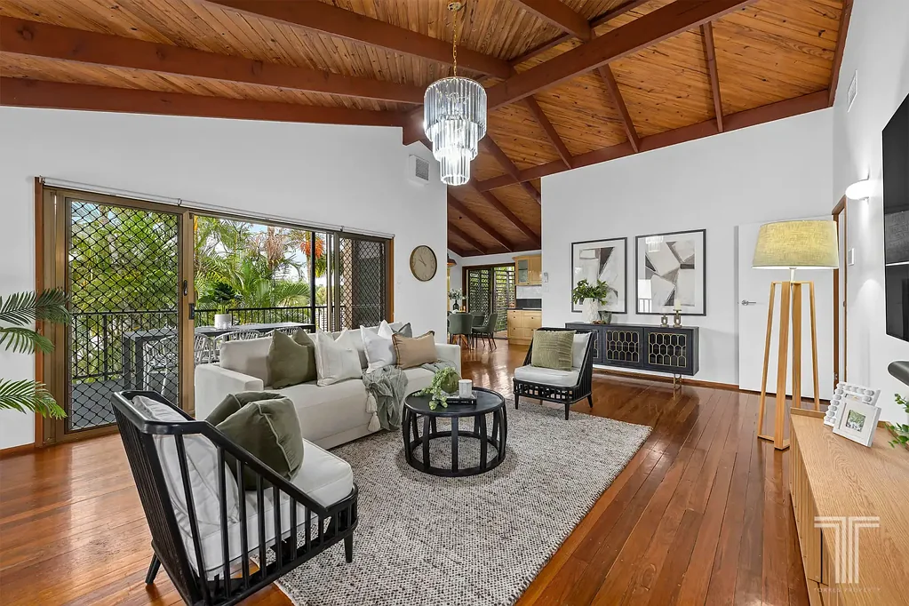 Carindale 5 Bedroom Family Entertainer Steps from Parklands and Reserve