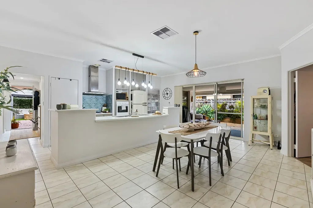 Quinns Rocks 4Zimmer 4 bedroom 2 bathroom home a 505sqm corner block opposite Belhaven Park