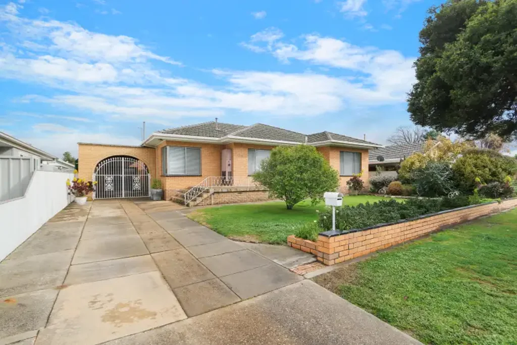 Lavington 3 Slaapkamer Character & Charm on a Substantial Block