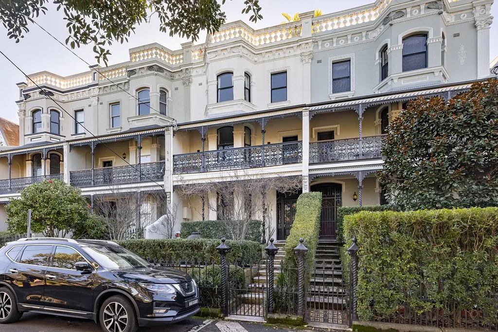 Newtown 4Moenga 'Horaceville' - glamorous rebuild of a Hollis Park terrace
