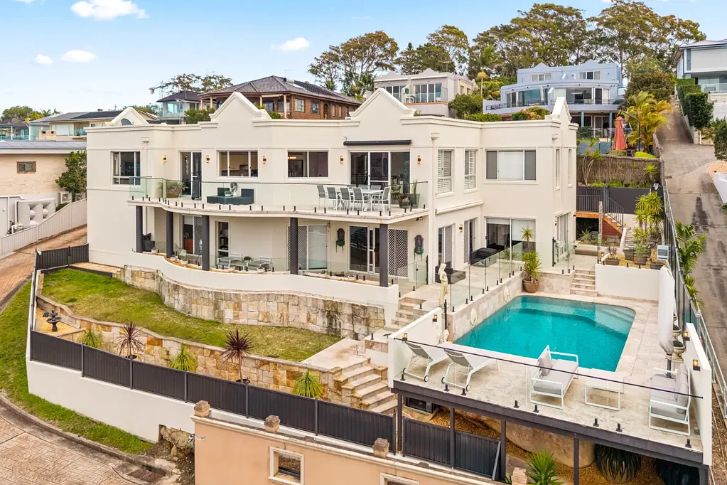 Yowie Bay 5कमरा Expansive Family Living with Sweeping Water Views and Deep Waterfront Facilities