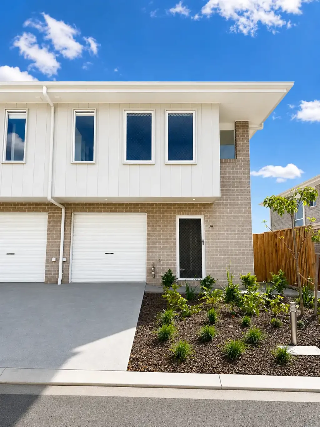 GREAT LOCATION-SPACIOUS 3 BED 2 BATH FULLY DUCTED AIRCON