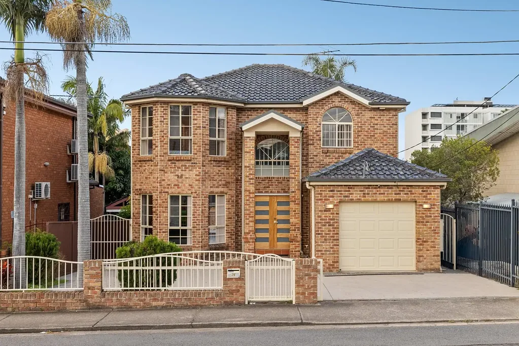 Burwood 6房 令人印象深刻的全砖五卧室加书房住宅，距离 Westfield's 和 Burwood Park 仅 600 米 | 划定为 North Burwood 高密度开发区 Impressive full brick five-bedroom plus office home just 600m to Westfield's & Burwood Park | Earmarked for North Burwood high density