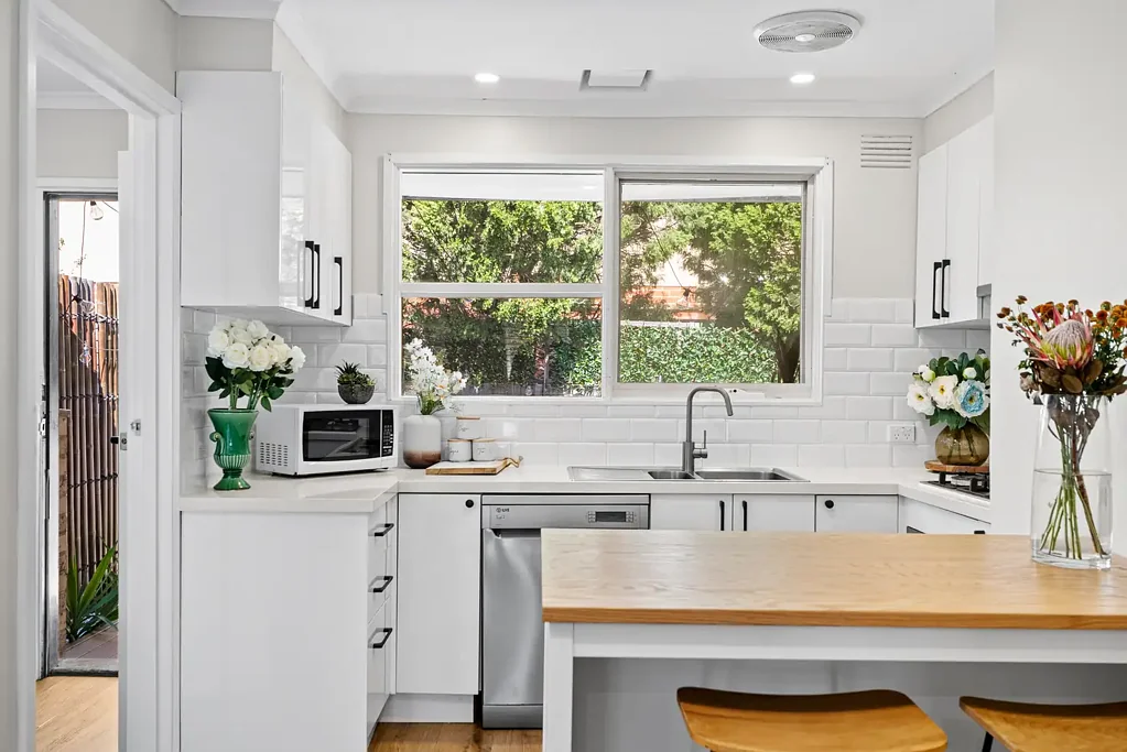 Ashburton 2房 步行即达High Street 商店咖啡馆 精心翻新两卧 光线充足橡木地板 现代高端厨房 豪华全瓷浴室 私人庭院娱乐 全年舒适空调 充足存储空间 Stylish single-level prize ready to enjoy