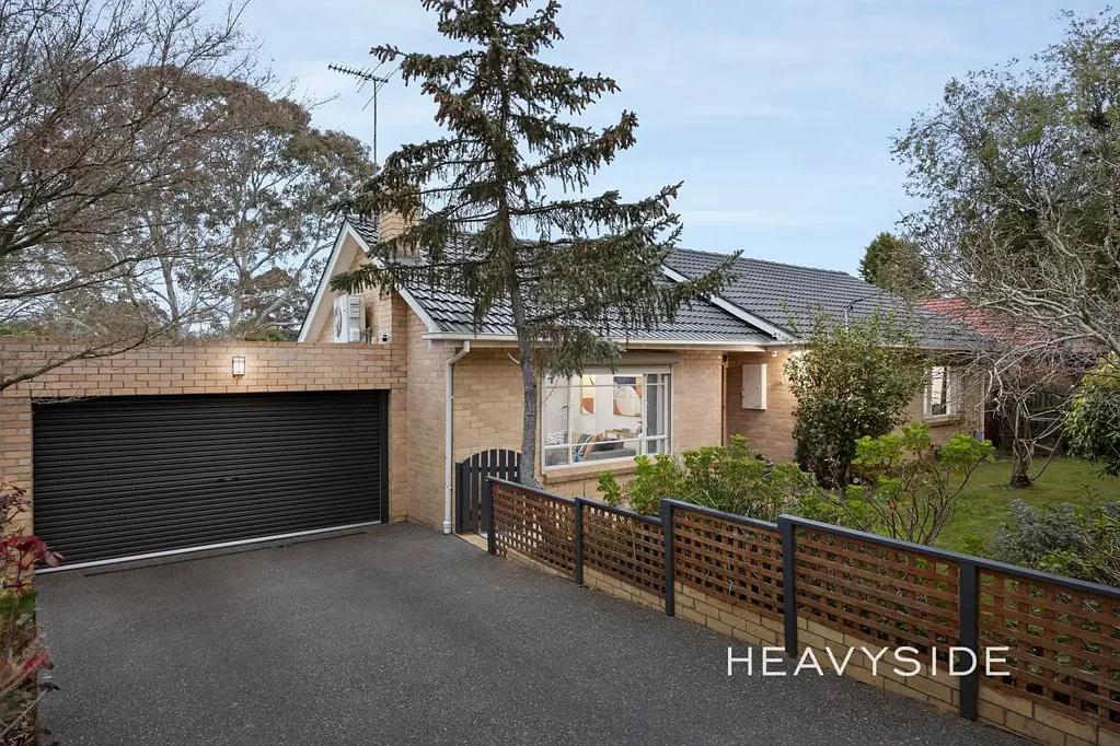 Mitcham 3ਬੈੱਡਰੂਮ Commanding frontage, stylishly updated throughout on natures doorstep