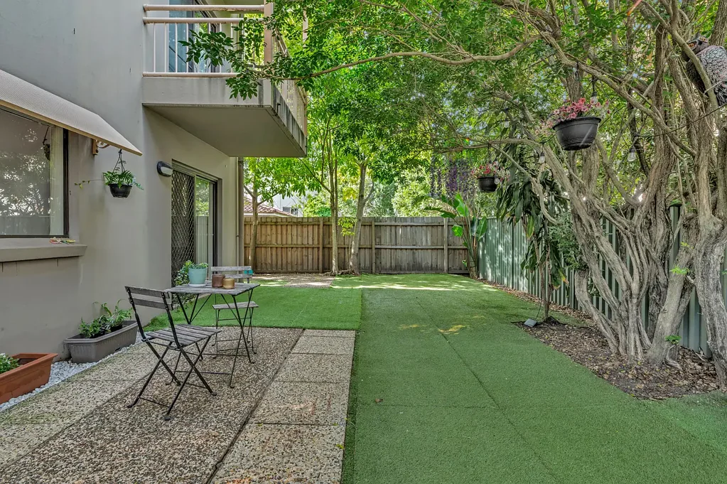 Broadbeach 1房  GROUND FLOOR BROADBEACH APARTMENT WITH EXPANSIVE PRIVATE COURTYARD