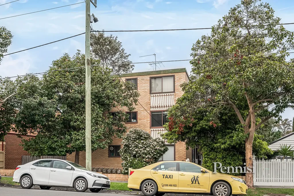 Moonee Ponds 1房 绝佳地理位置 宽敞明亮起居区 内置衣柜实用厨房 院内停车位 精品区块砖石结构 步行至公园火车站 优质投资选择 立即预约看房 Private Sale - Proudly Offered by Pennisi.