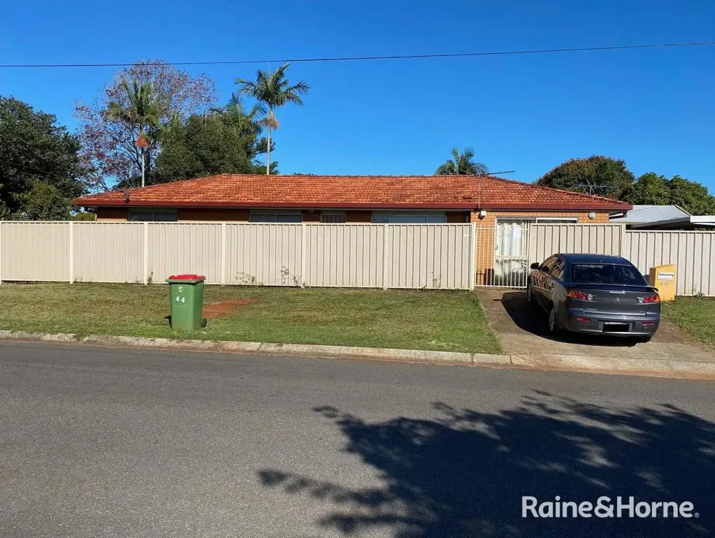 FAMILY HOME CLOSE TO THE WATER