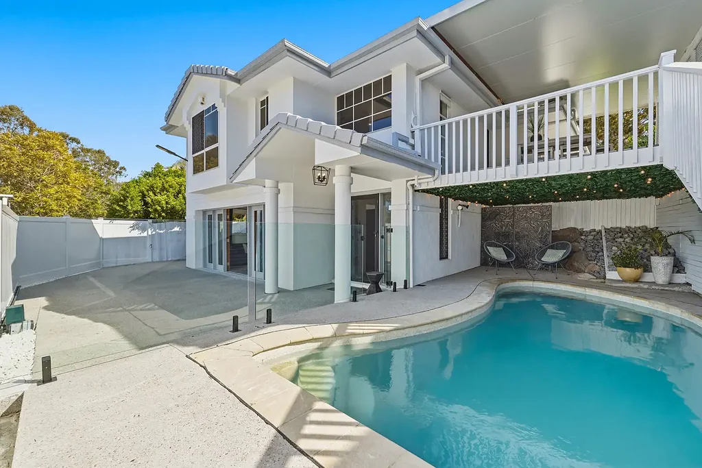 Ashmore 4 Slaapkamer Entertain in Style - Beautifully Renovated Home with Pool, Study & Outdoor Deck