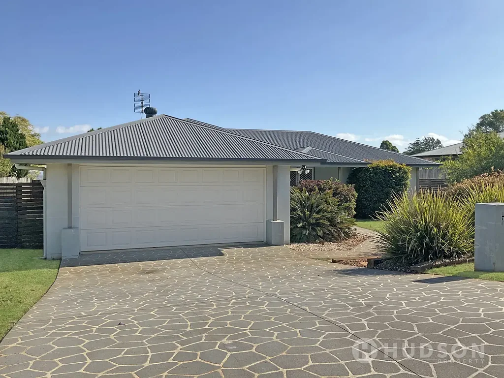 Highfields 4Moenga MOVE IN AT LEASE END.  LARGE HOME, LARGE 1000SQM BLOCK IN HIGHFIELDS, TOOWOOMBA.