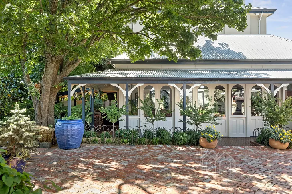 Romsey 5બેડરૂમ Historical bank, grand home, large studio, stunning landscaping, endless potential