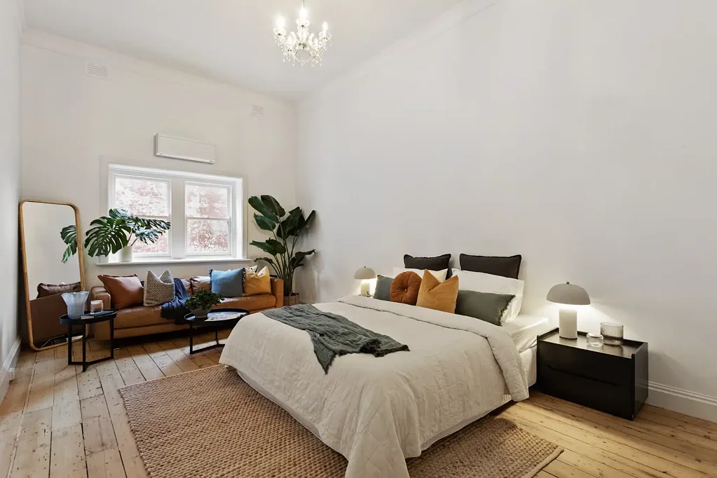 St Kilda 2房 精品Kara Mansion 时期特色与现代设计 宏伟3.7米高天花板 翻新Baltic pine地板 北向光线充沛 宽敞客厅铸铁壁炉 精美厨房石制台面 主卧宁静高定衣柜 多用次卧定制阁楼 大理石铜材奢华浴室 现代舒适设施视频对讲机 步行至Fitzroy街餐厅 Victorian Mansion Apartment, Beautifully Reimagined