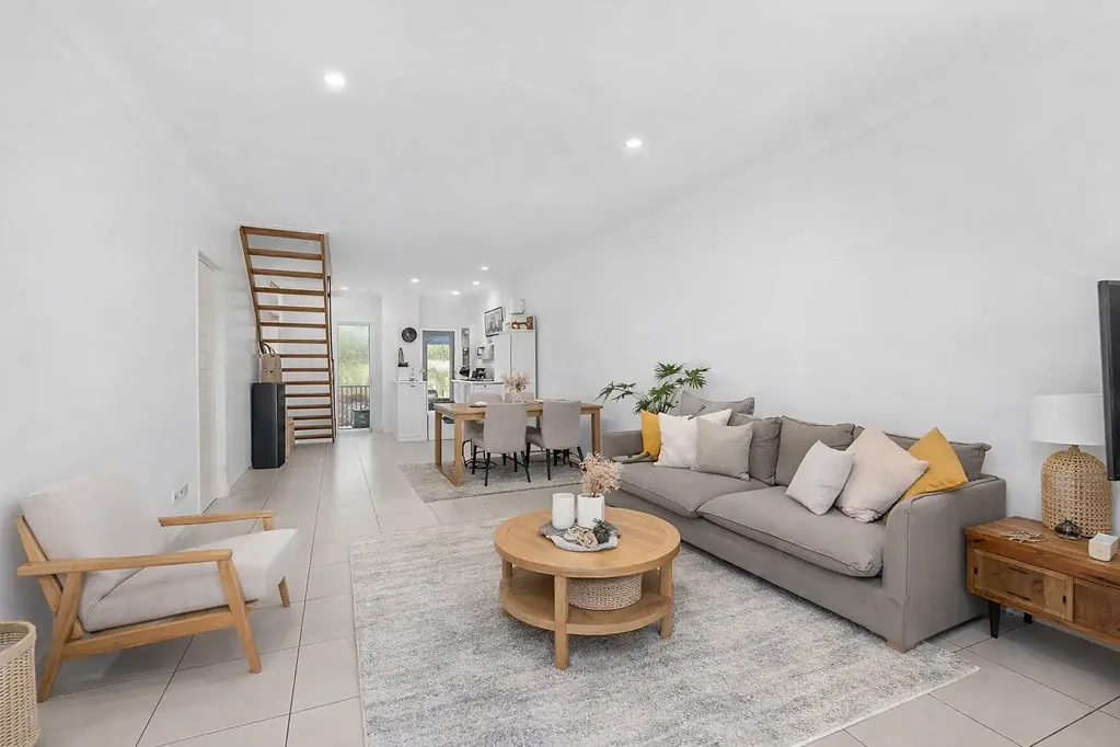Capalaba 3房 Capalaba中心联排别墅 三卧带主卫 开放式厨餐区 低维护庭院 专用车位 近学校商店 Low-Maintenance Living with Private Outdoor Space in a Convenient Location
