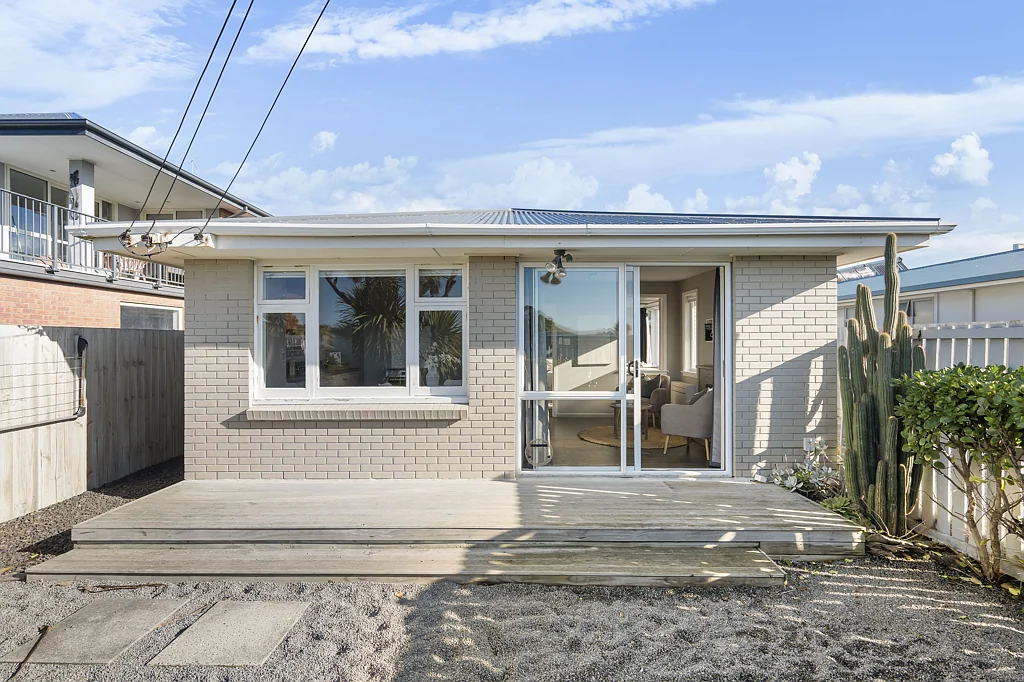 South New Brighton 2部屋 Front unit  Beachside.  Buy one or Buy two!