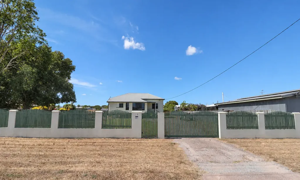 Ayr 3Habitaciones Character, Space & Endless Potential on 1,230m²