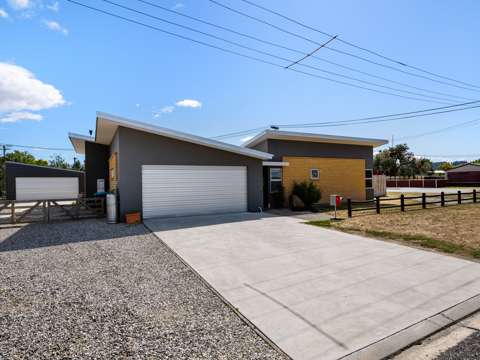 Alexandra 3部屋 A Modern Delight with 4 car garaging!
