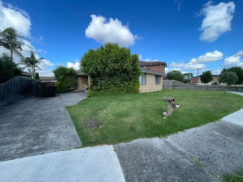 Lalor 5房 宽敞691sqm地块 5间宽敞卧室 独立客餐厨 无与伦比地理位置 靠近生活配套 Amazing Location Renovators Delight!