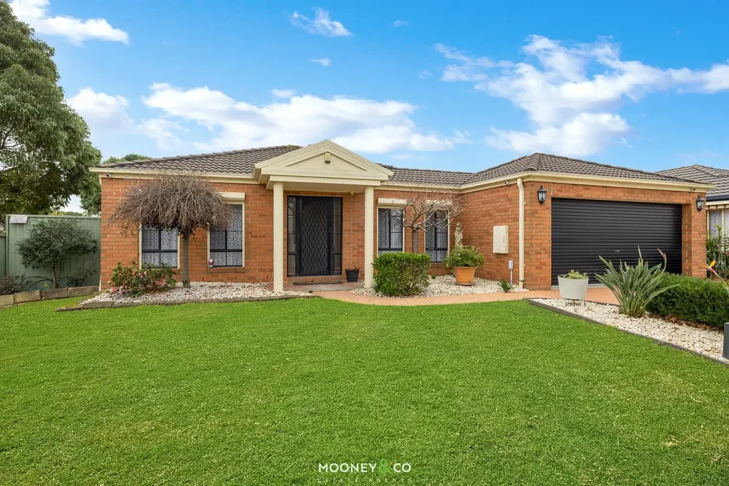 2 Oak Post Place, Cranbourne East, VIC 3977