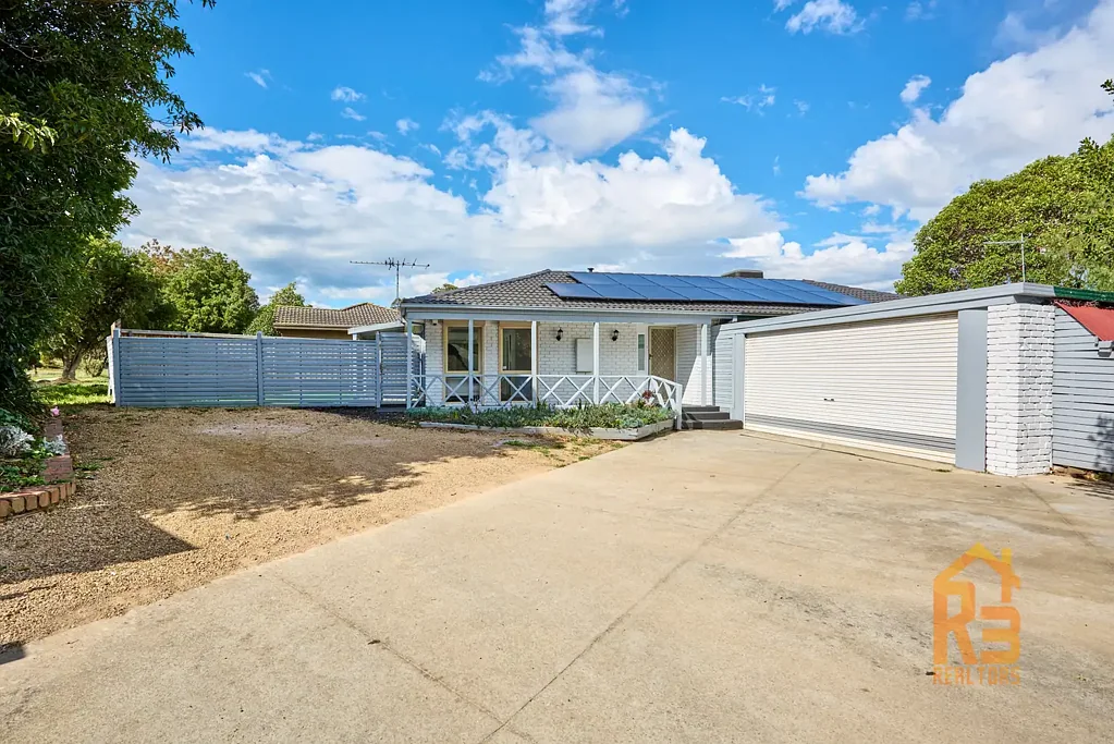 Berwick 3 Bedroom Elegant Home in the heart of Berwick/ Perfect for First Home Buyers/Investors - Location! Location! Location!!!