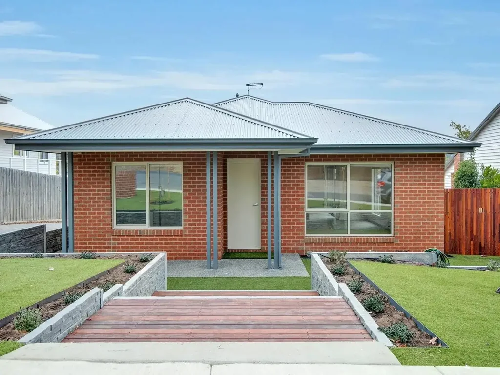MODERN, BRIGHT & AN EXCEPTIONAL LOCATION!