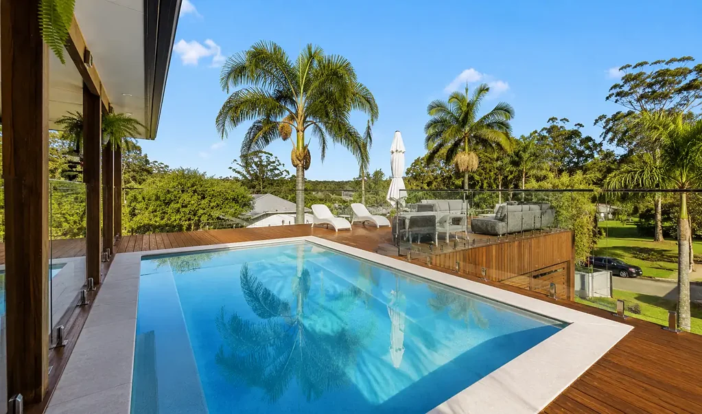 Currumbin Waters 4Habitaciones Relaxed Family Living with a Private Tropical Pool