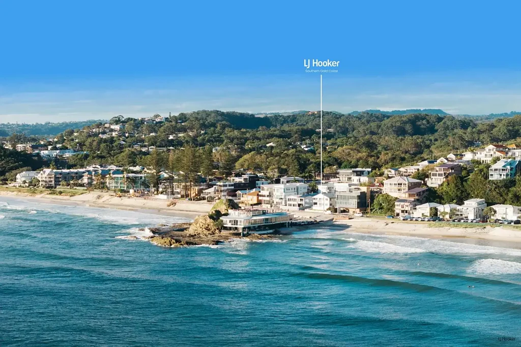 Currumbin 2房  Currumbin Beachfront Living in the Sought-After 'Fletcher' Building