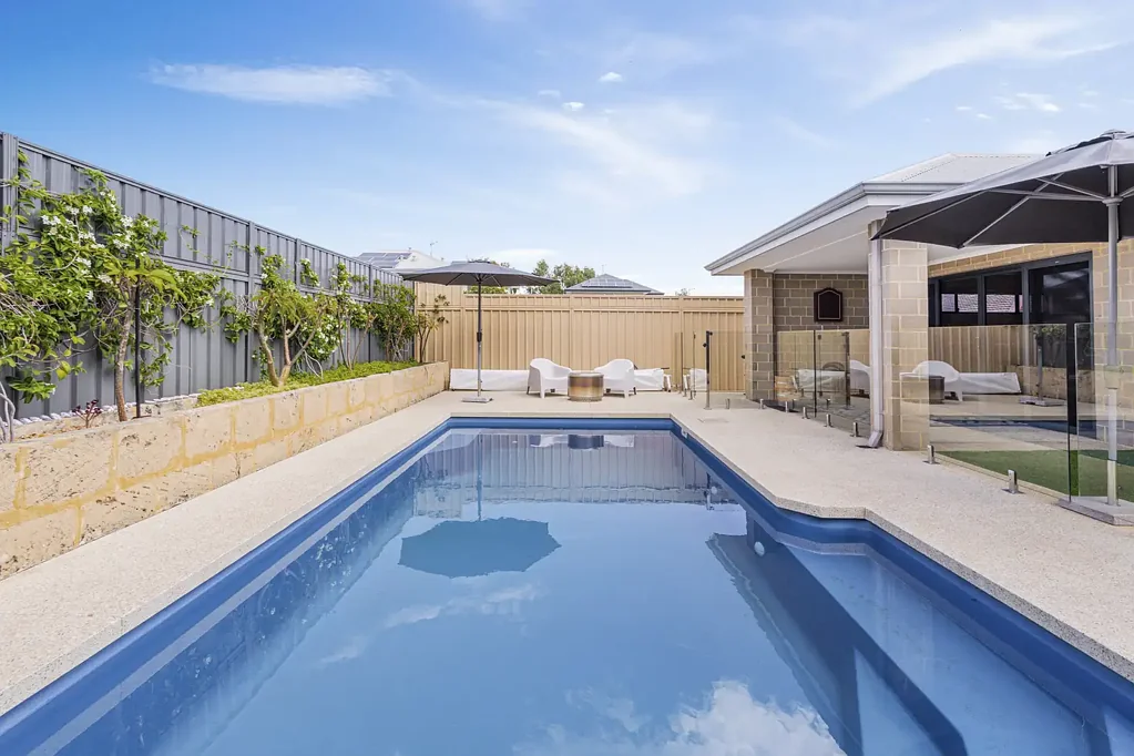 Lake Coogee 3房  3 x 2 Plus Theatre/4th Bedroom & Gorgeous Pool