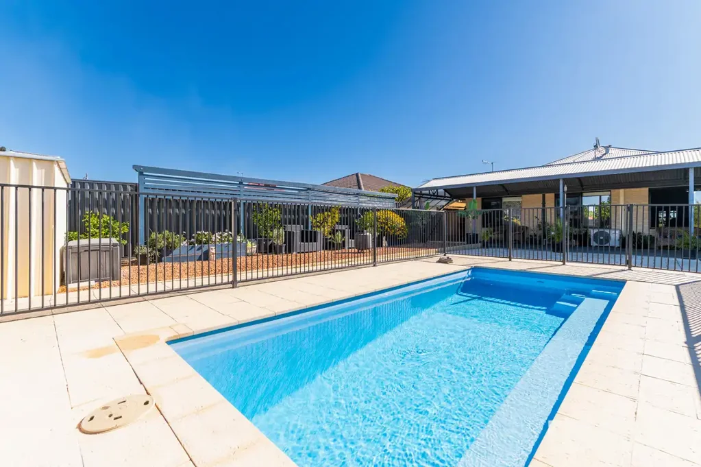 Banksia Grove 3房  Entertainer's Dream on a Huge 705sqm Block!
