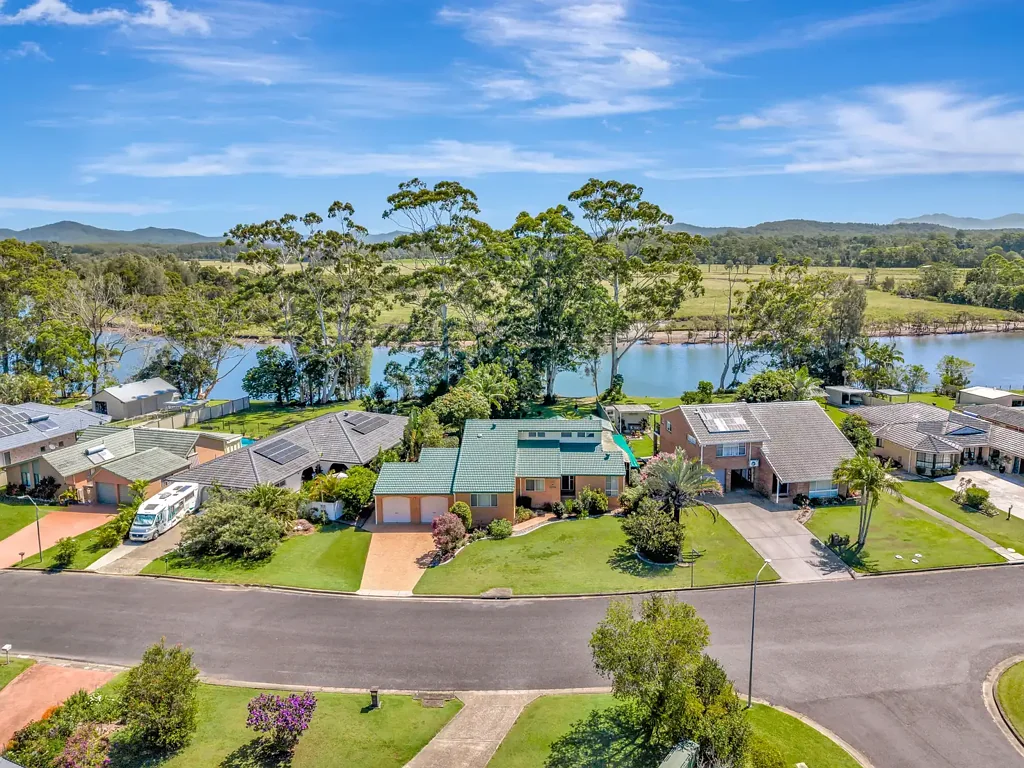 Urunga 3房  Riverfront Living with Space, Comfort and Breathtaking Sunsets