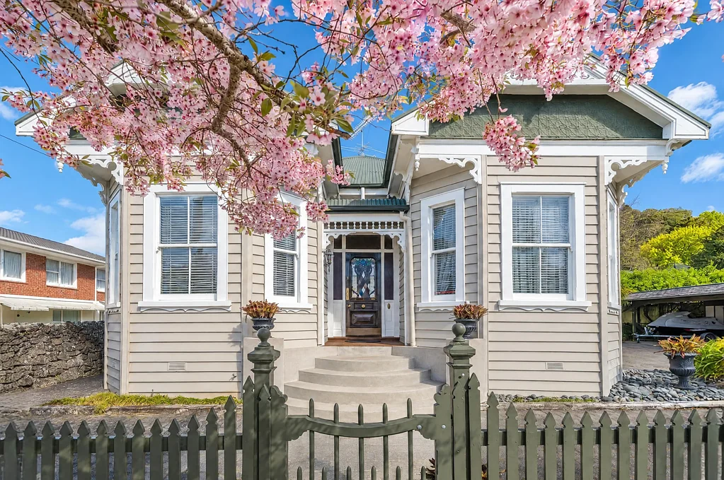Epsom 4房 50载悉心守护 | 地标级三凸窗别墅，享顶级蓝筹校网 A cherished Epsom landmark - estate sale