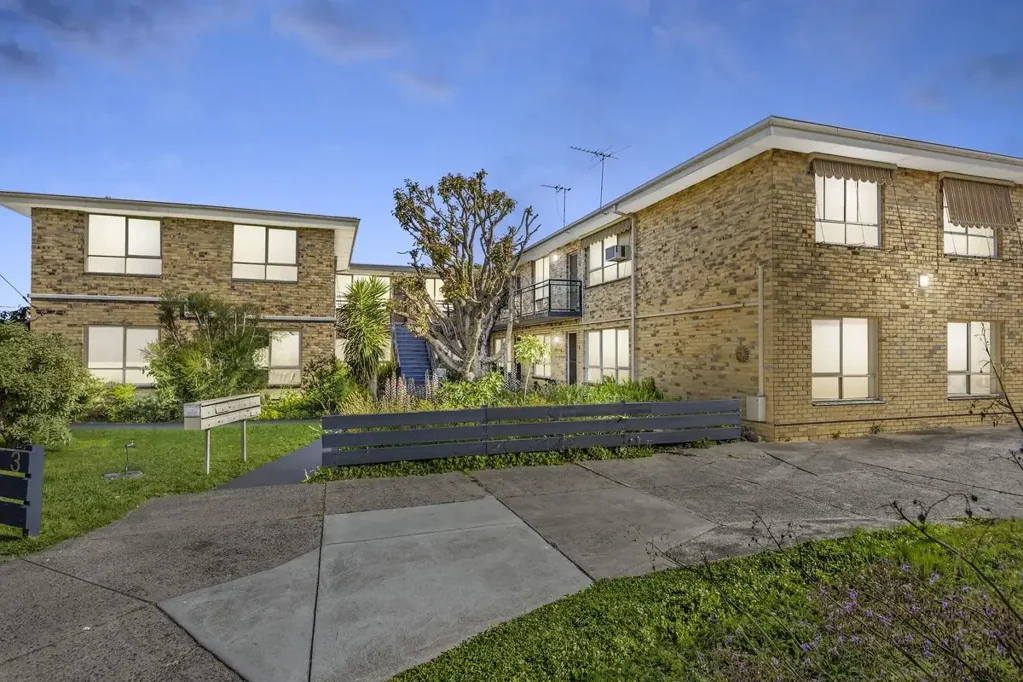 Modern Fully Furnished 2 bedroom ground floor Apartment Overlooking Garden Surrounds