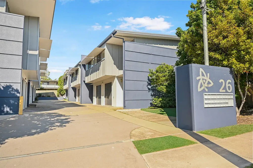 West Gladstone 3 Bedroom Modern Townhouse Offering Space & Convenience
