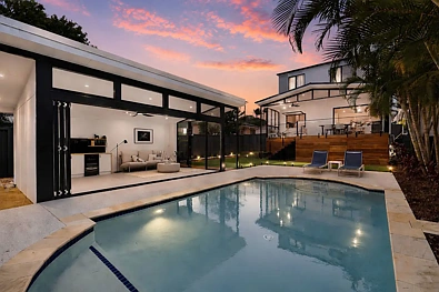 Labrador 4 Slaapkamer Sophisticated Family Entertainer with Exceptional Outdoor Living