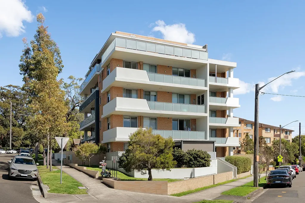 Carlton 3 Slaapkamer Sunlit Apartment with City Views, Space & Lifestyle Appeal