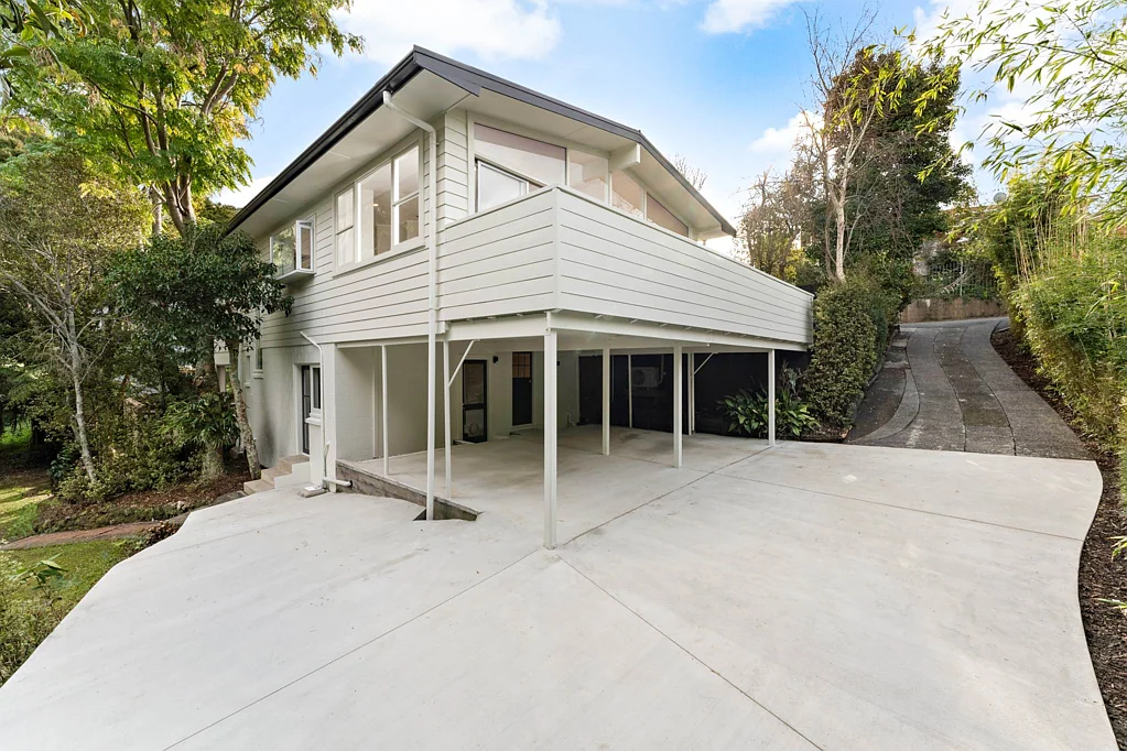 Northcote 4房 精心改造×私密后院×黄金地段！宽敞住宅，845㎡永久产权地块，步行至购物中心，拎包入住！ Pristine, Private, Perfectly Positioned!