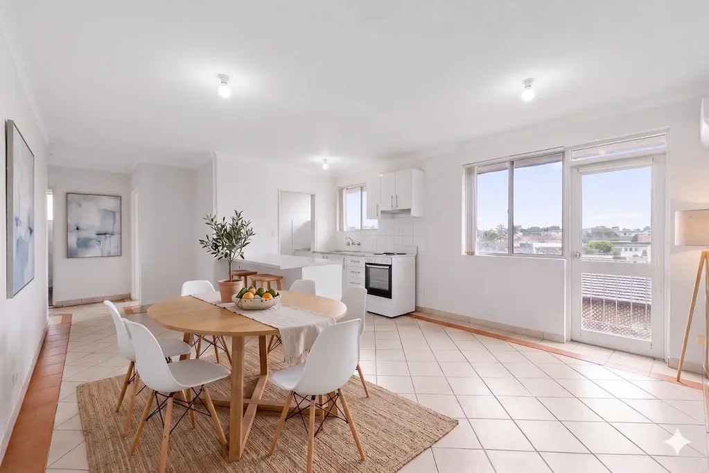 Canley Vale 2部屋 Sunlit Convenience: Freshly Painted 2-Bedroom Unit in an Unbeatable Location LOW STRATA Approximately 450/Qtr