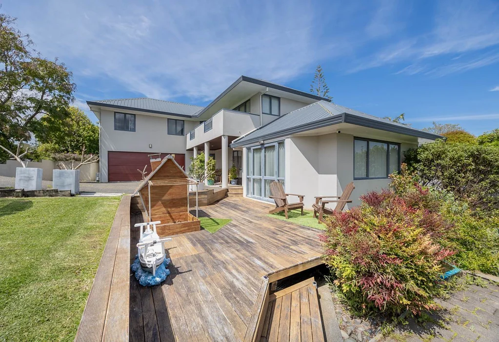 Lynfield 4房 黄金地段Lynfield，Halsey Drive小学和Lynfield学院区，243㎡两层住宅，现代厨房、双车库，主卧套间、地暖，500㎡永久产权土地。 Convenience Meets Modern Living