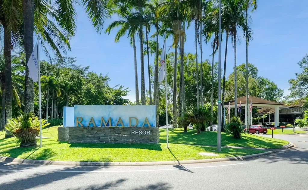 Port Douglas 1कमरा MAKE AN OFFER!  IMMACULATE TOP FLOOR APARTMENT IN RAMADA