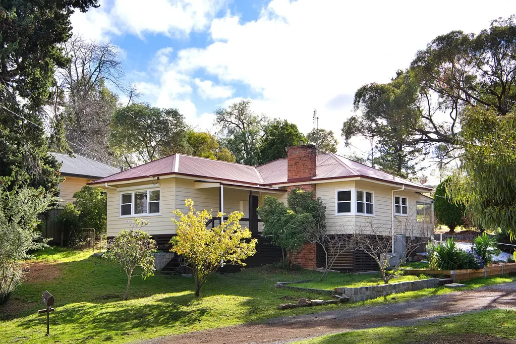 Castlemaine 4房  Spacious Park-side Mid-century Living with a Self-Contained Studio on Over Half an Acre