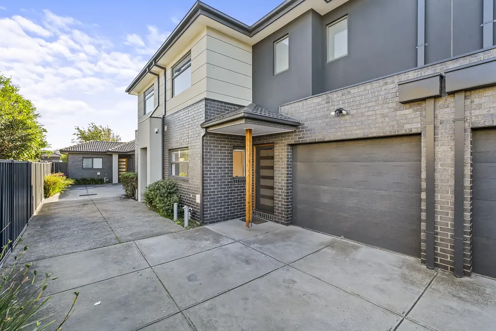 Modern Comfort & Stylish Living in the Heart of Hadfield