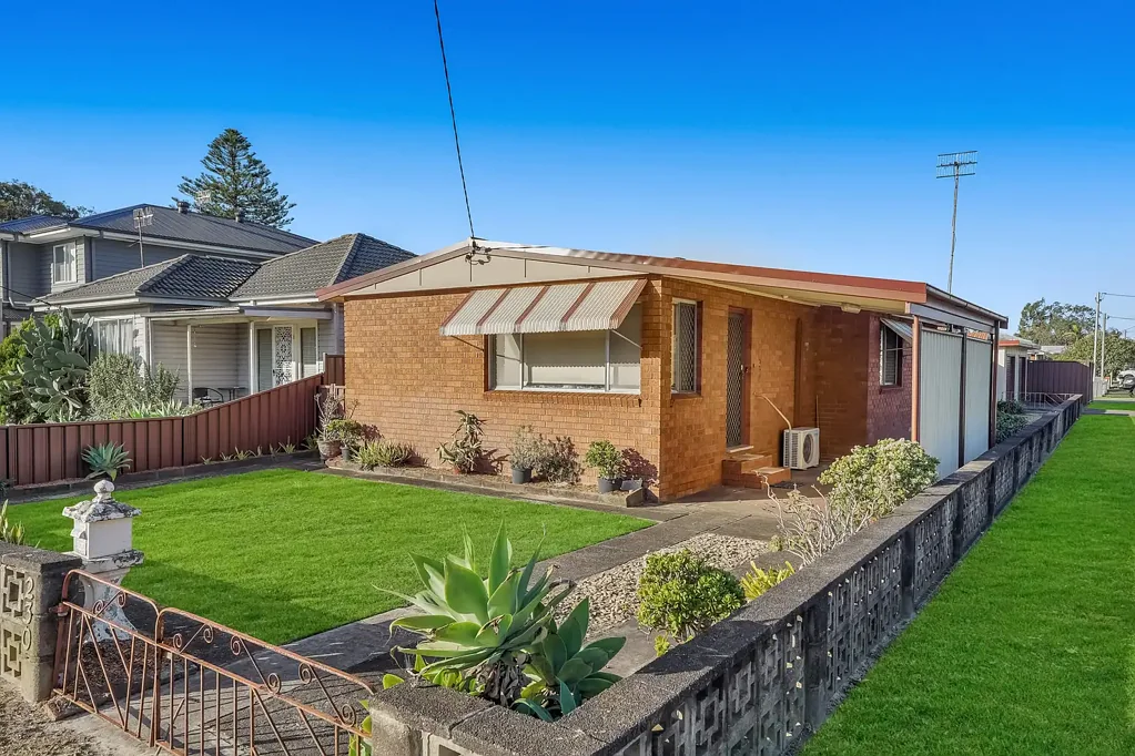 Umina Beach 2બેડરૂમ Corner Block, Rear Lane Access & Endless Potential - This One's Got the Lot!