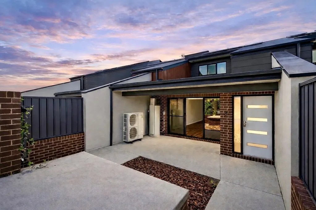 Strathnairn 3Zimmer Modern 3 bedroom living - As new condition