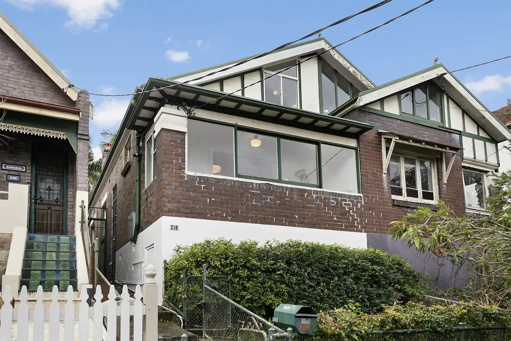 Annandale 2房 高地势特色住宅，位于双通道地块 Elevated character home on dual-access block
