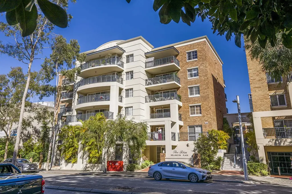 East Perth 3房  Top Floor Apartment with Northerly Facing Balcony