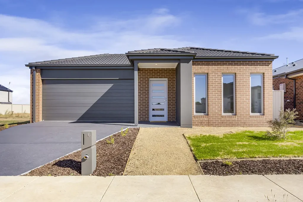MODERN CO-LIVING PROPERTY - THREE ROOMS AVAILABLE