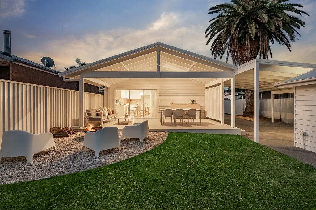 Berkeley Vale 5房  Coastal Charm Meets Versatile Living – Stunning Renovated Home + Brand New Granny Flat