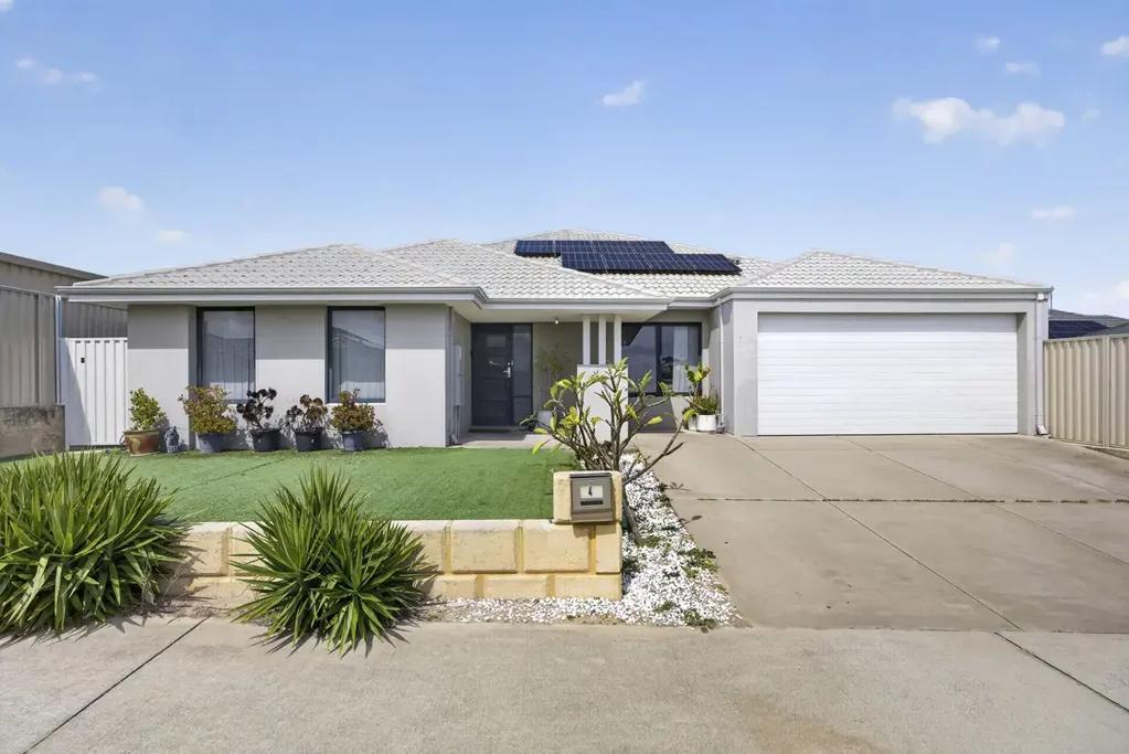 Secret Harbour 4침실 Why: Because this impressive family home combines complete comfort with a pristine poolside setting for an outstanding lifestyle design