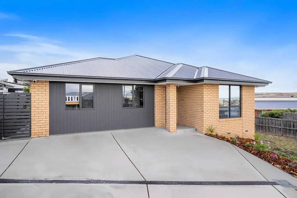 Sorell 4 Bedroom SORELL  -  4 BEDROOM BRICK VENEER HOME + STUDY