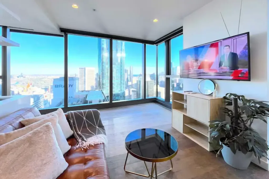 Melbourne 1房 1卧1卫公寓 壮观市景 落地窗框定 现代装修 CBD综合体 投资者首选 城市专业人士 精明买家 High-Level CBD Investment with 8% Return